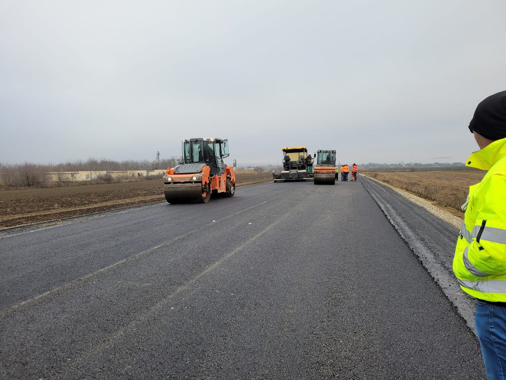 A început turnarea covorului asfaltic pe varianta ocolitoare a municipiului Bârlad - Barlad.NET