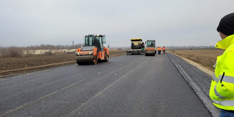 A început turnarea covorului asfaltic pe varianta ocolitoare a municipiului Bârlad